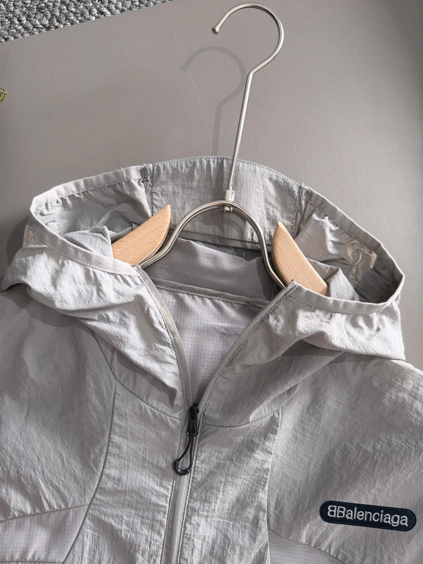 Paris 2026 sports lightweight sun protection clothing, rare supply! Original good stuff! Sports coat and sun protection clothing are a multi-functional jacket that can be used as an ordinary jacket for daily casual wear, or as a sun protection tool in the hot summer! It can also be a windbreaker when the evening breeze is slightly cool! The fabric is made of functional UV-resistant nylon material! The upper body effect is light and breathable, breathable and comfortable. The sun protection factor is as high as SPF PA+++50. It is also lightly resistant to splashing water in daily life! High-tech Active sports tailoring, ready-to-wear is flexible and comfortable, and the wearing shape is more suitable for the body shape, making it easy to wear and match for daily leisure sports! The standard sun protection and UV protection function is specially designed for the season, just to provide more, better and more comfortable wearing experience! Size:M-3XL